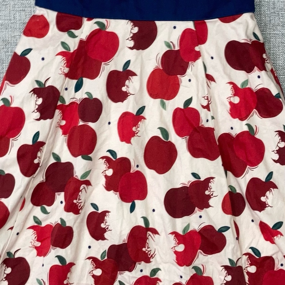 Disney child medium (seems like size 6) Snow White Apple Dress VGUC - Picture 2 of 4